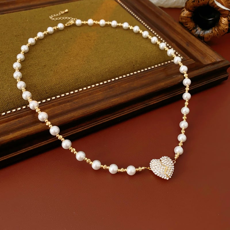 Chic Pearl Heart Pendant – Magnetic Closure for Easy Wear