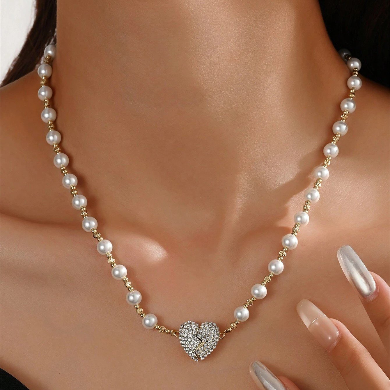 Chic Pearl Heart Pendant – Magnetic Closure for Easy Wear